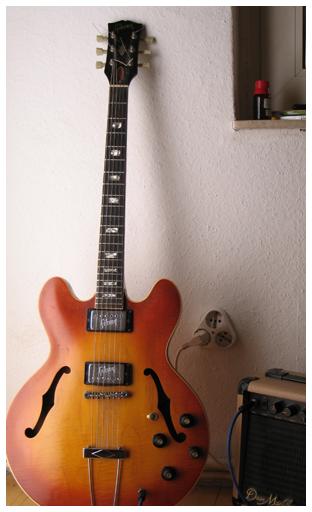 Halbresonanz Gibson ES 335 sunburst mit Trapez-Stoptailpiece von vorn.